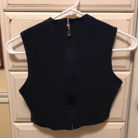 Sleeveless High-Neck Crop Top - Picture 2 of 3
